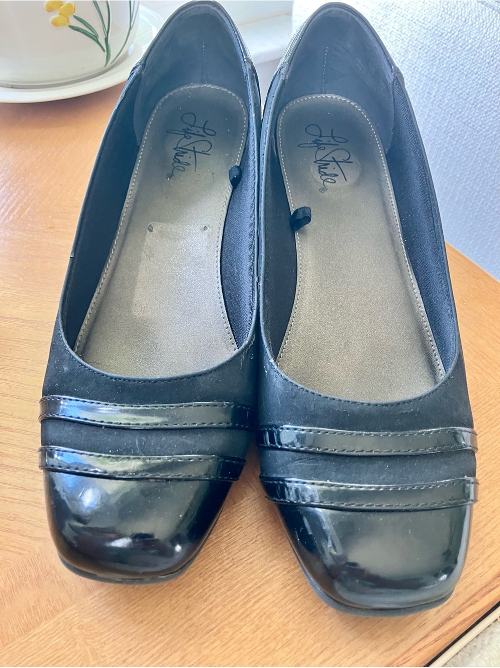 Life stride women’s size 8 black wedge patten leather, comfortable,